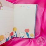 Hoja lisa decorada con dibujos de flores.