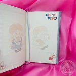 Hoja cuadriculada decorada con dibujo de fondo de chica kawaii.