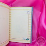 Hoja blanca decorada con un marco a rayas y dibujo de conejo