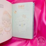 Hoja rayada decorada con un dibujo de perrito en su fondo.