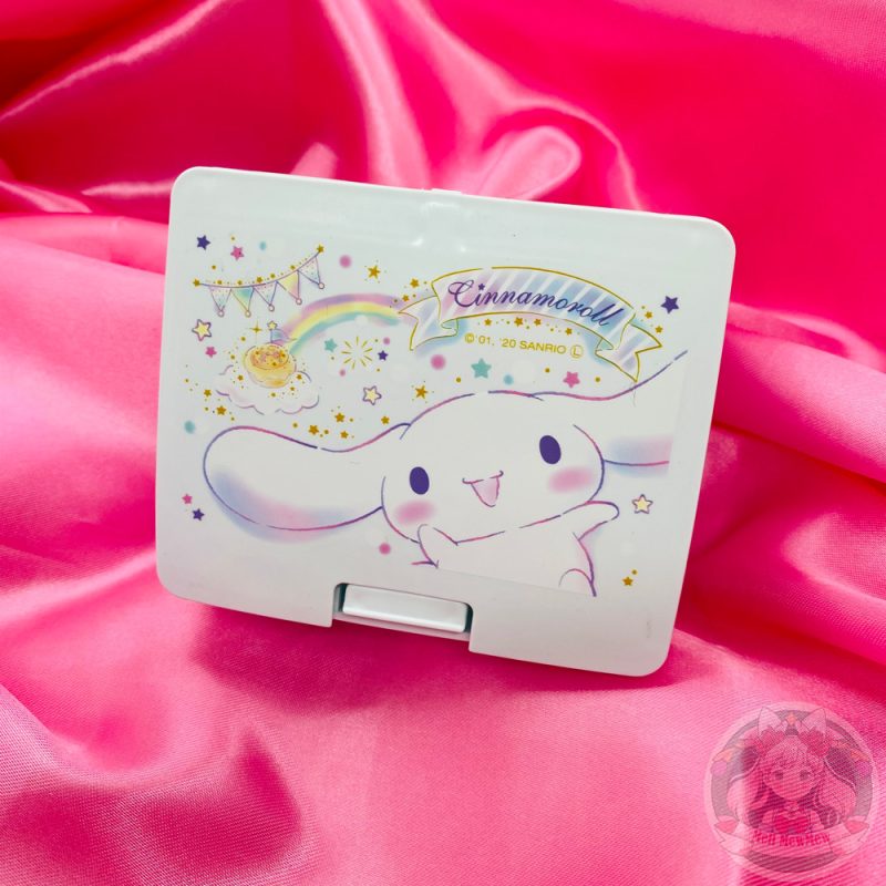 Tapa da la caja organizadora vista desde arriba. Cuenta con la imagen del personaje de Sanrio Cinnamoroll