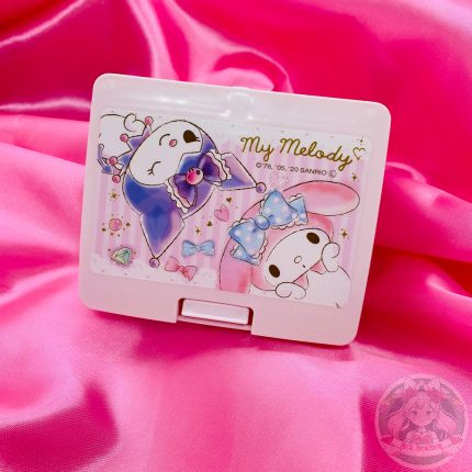 Tapa da la caja organizadora vista desde arriba. Cuenta con la imagen de los personajes de Sanrio My Melody y Kuromi.