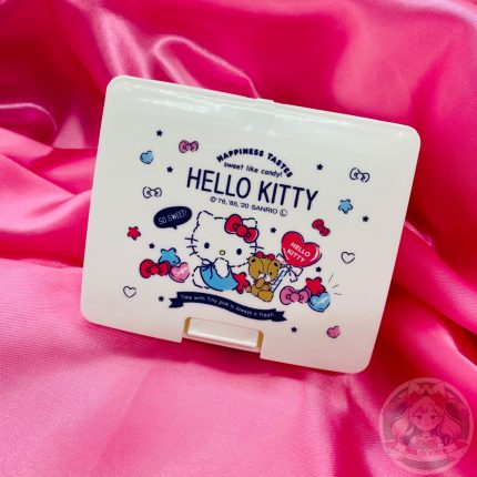 Tapa da la caja organizadora vista desde arriba. Cuenta con la imagen del personaje de Sanrio Hello Kitty