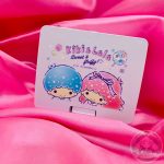 Tapa da la caja organizadora vista desde arriba. Cuenta con la imagen de los personajes de Sanrio Kiki y Lala.