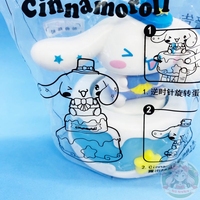 Hermoso juguete limitado de Cinnamoroll lanzado por KFC en 2022. Tiene muchos detalles y una super calidad, viene cerrado en bolsa con sticker de originalidad. Mide 11 cm de alto x 11 cm de ancho, al girar el Cinna en sentido contrario de las agujas del reloj revela una segunda capa oculta de torta.