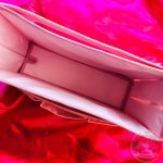 Hermoso organizador plegable con una manija incorporada para poder moverlo o llevarlo cómodamente. El diseño plegable te permite ahorrar espacio cuando no lo estás utilizando. Original con todas sus etiquetas, tiene una profundidad de 11 cm, 24 cm de alto y 33 cm de ancho.