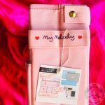 Hermoso organizador plegable con una manija incorporada para poder moverlo o llevarlo cómodamente. El diseño plegable te permite ahorrar espacio cuando no lo estás utilizando. Original con todas sus etiquetas, tiene una profundidad de 11 cm, 24 cm de alto y 33 cm de ancho.