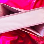 Hermoso organizador plegable con una manija incorporada para poder moverlo o llevarlo cómodamente. El diseño plegable te permite ahorrar espacio cuando no lo estás utilizando. Original con todas sus etiquetas, tiene una profundidad de 11 cm, 24 cm de alto y 33 cm de ancho.