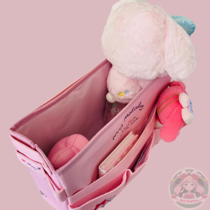 Hermoso organizador plegable con una manija incorporada para poder moverlo o llevarlo cómodamente. El diseño plegable te permite ahorrar espacio cuando no lo estás utilizando. Original con todas sus etiquetas, tiene una profundidad de 11 cm, 24 cm de alto y 33 cm de ancho.