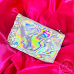 Sobre de color plateado.