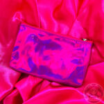 Sobre de color fucsia.