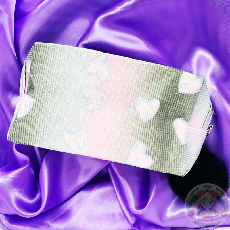 Parte de atrás del neceser con estampado de corazones.