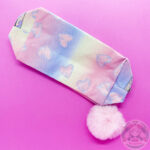 Parte de atrás del neceser con estampado de corazones.