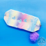 Parte de atrás con estampa de corazones.