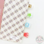 Primer plano del cuaderno, separadores de color, rojo, celeste, verde y marrón.