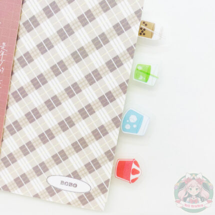 Primer plano del cuaderno, separadores de color, rojo, celeste, verde y marrón.