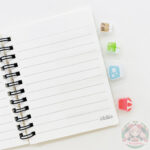 Primer plano de hojas rayadas.