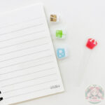 Primer plano de hojas rayadas y separadores.