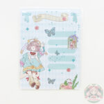 Bloc de notas con fondo de color verde agua, en la parte inferior izquierda se encuetra el dibujo de una chica, parte superior izquierda y derecha, moños de color verde y entre ellos un mensaje. Parte inferior derecha un conjunto de rosas rosas y distribuidos por el centro de la hoja mariposas y estrellas.