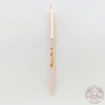 Lapicera con tinta negra, decorada con color rosa claro y letras doradas.